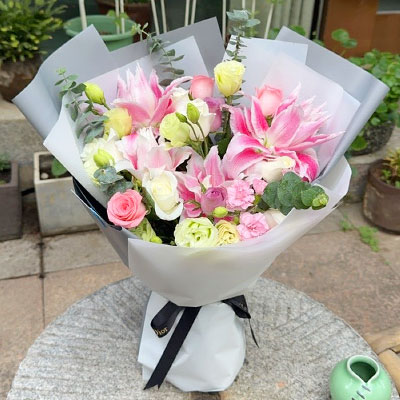 眉山9朵玫瑰混搭百合，爱恋纯真无邪