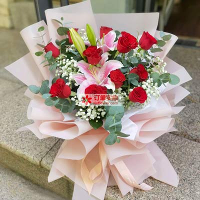 眉山11朵红玫瑰百合，全世界里只有一个你